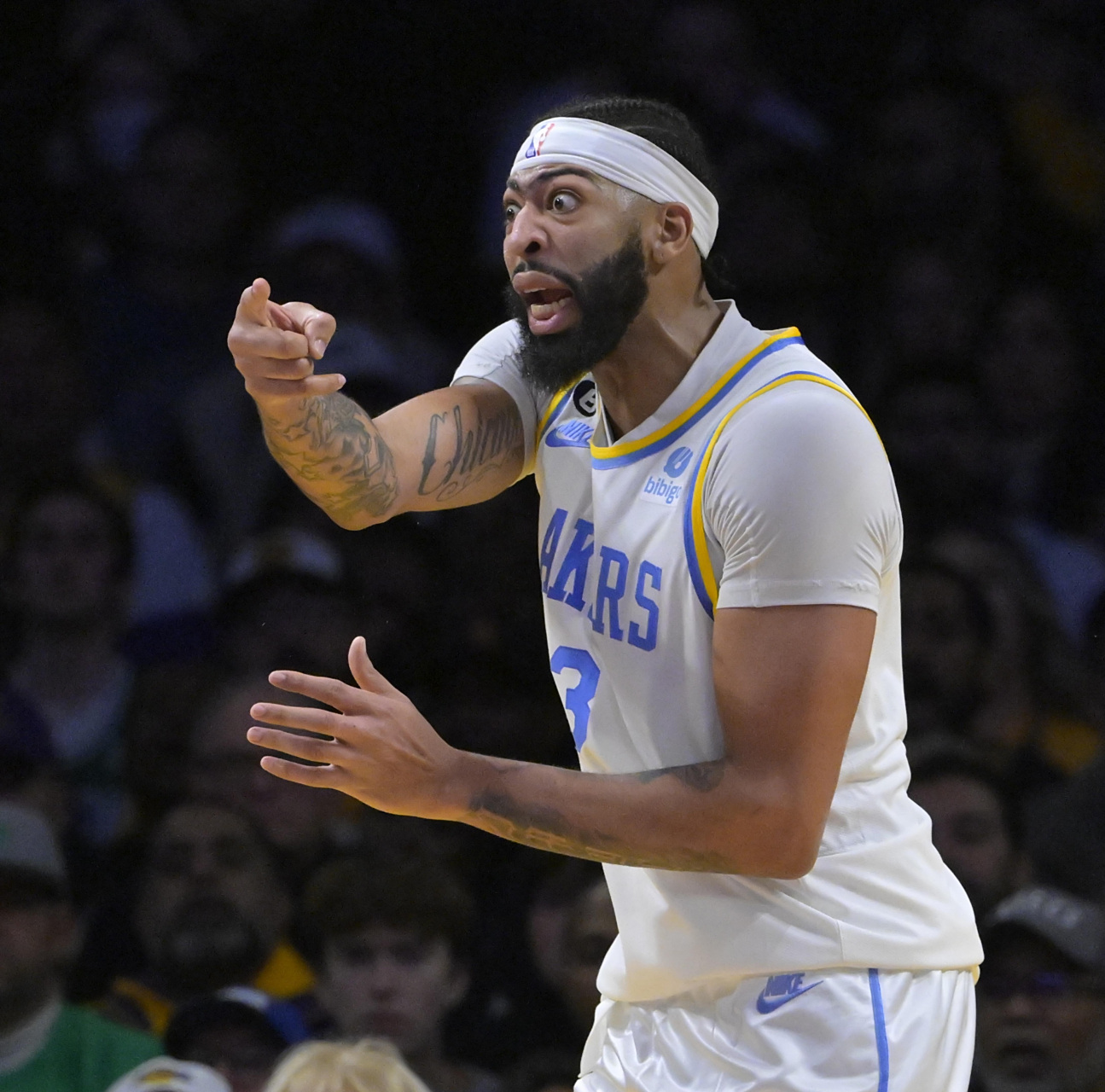 包含浓眉哥在FPX比赛中高光表现，绝杀引发热议！的词条